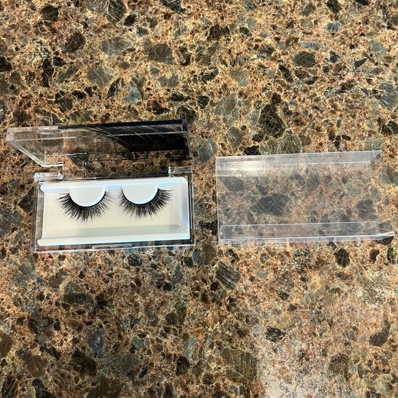 New Velour You Complete Me Lashes - Picture 4 of 5